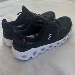 On Cloud Helion Women’s size 8